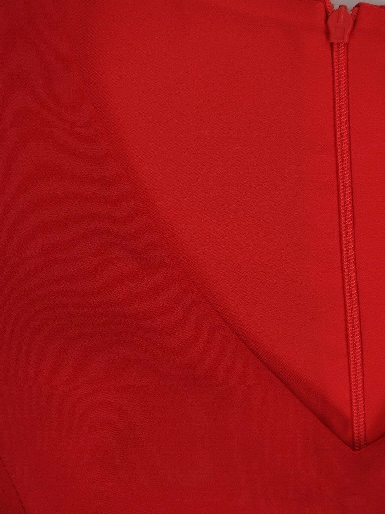 Czerwona suknia wieczorowa maxi na andrzejki i sylwestra – rozkloszowany krój z wyszczuplającymi przeszyciami 21531