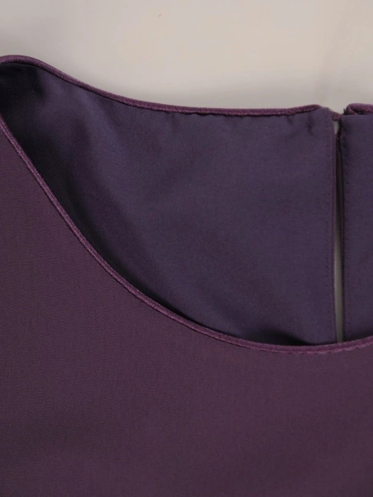 Wizytowa sukienka trapezowa w zgaszonym fiolecie – fason tuszujący biodra z rozcięciami na rękawach 25807