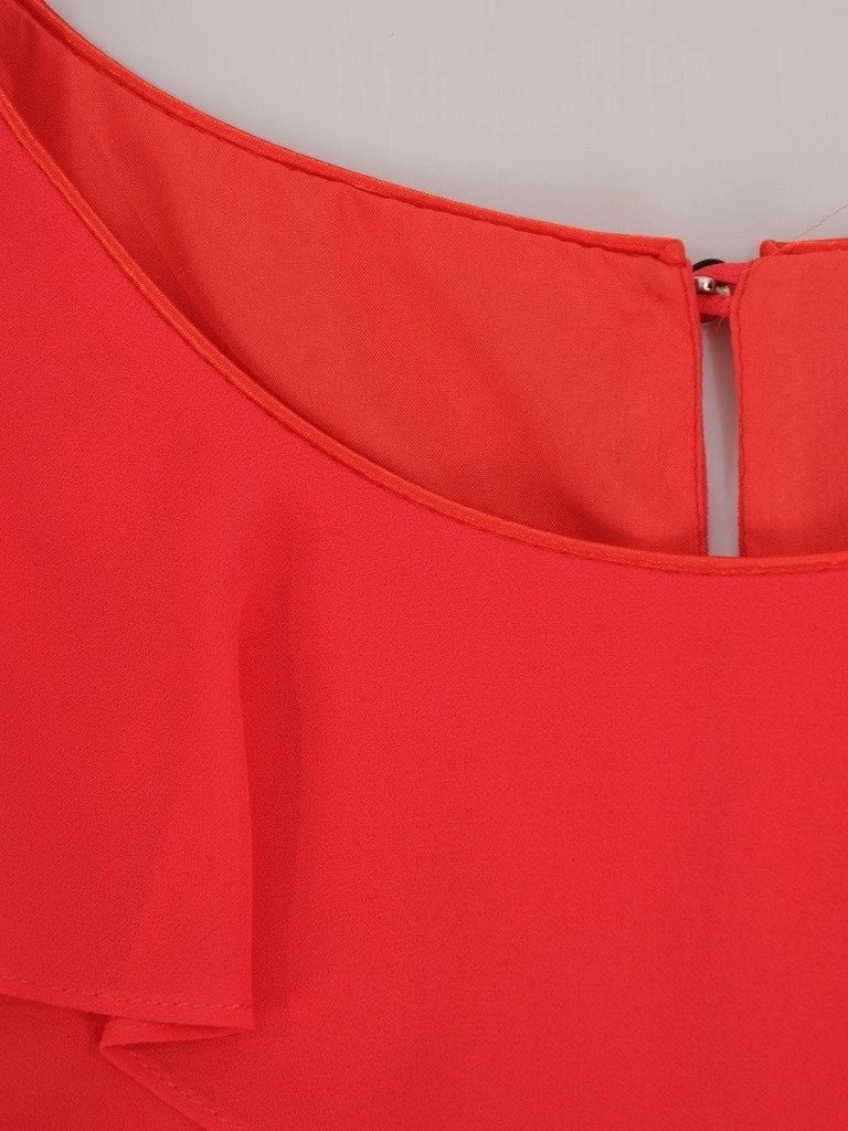 Koralowa sukienka wizytowa trapezowa z falbaną – elegancka kreacja na wesele i rodzinne przyjęcia 22956