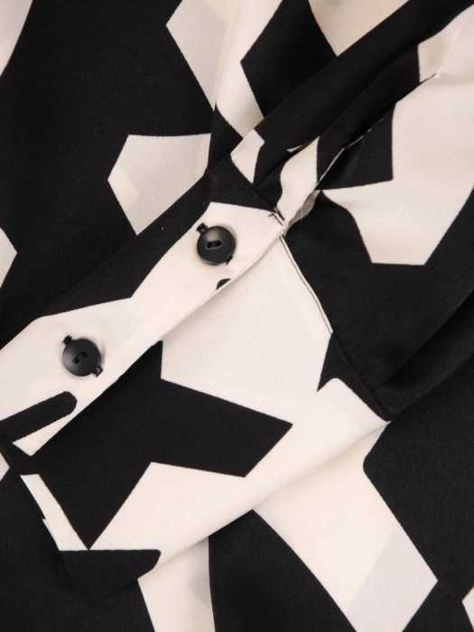Czarno-kremowa koszula plus size z geometrycznym printem – luźny fason wysmuklający sylwetkę, idealna do biura 38281