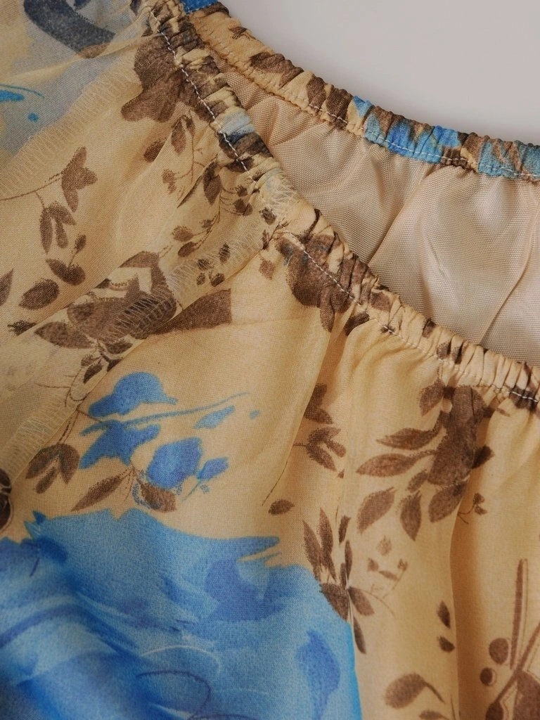 Zwiewna sukienka trapezowa midi w kwiaty – swobodny fason z paskiem i falbaną 15356