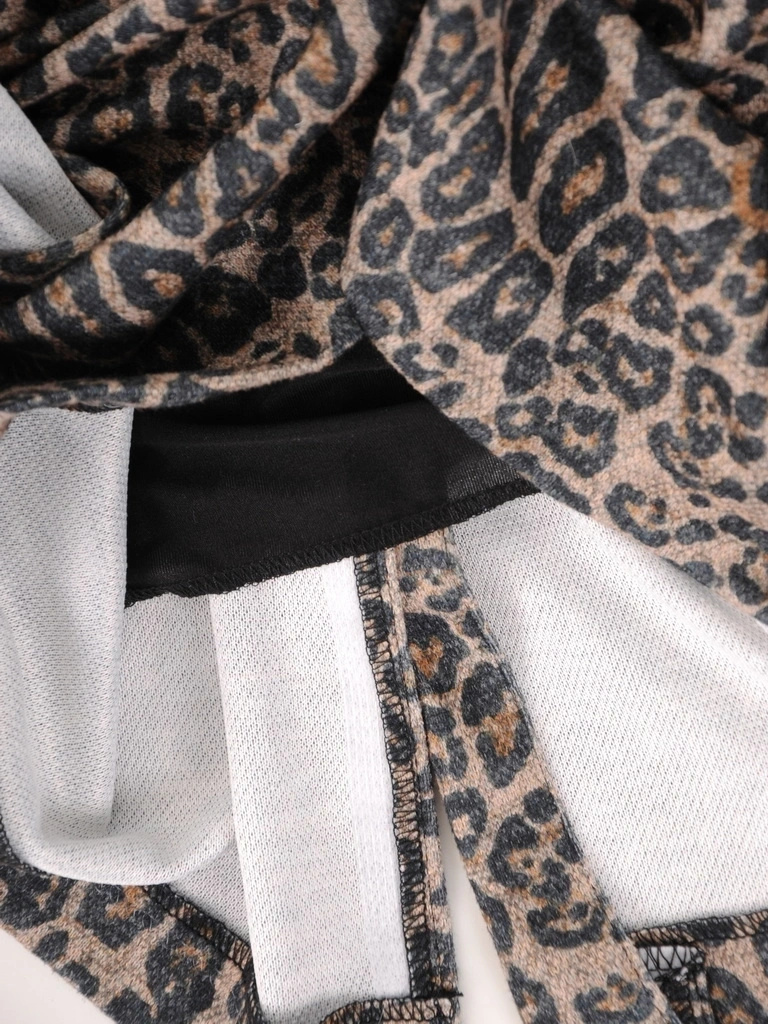 Jesienna sukienka midi w zwierzęcy print – prosty fason z kołnierzykiem podkreślający talię 38830