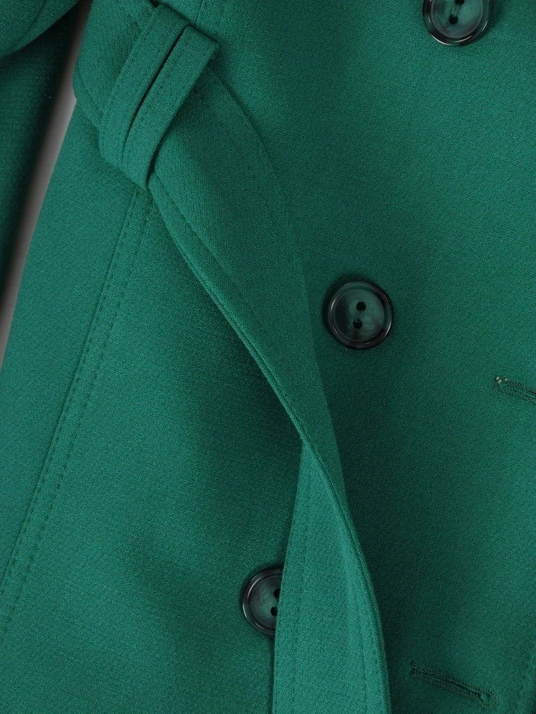 Zielony płaszcz damski dwurzędowy trencz – elegancki fason z paskiem na jesień 41303