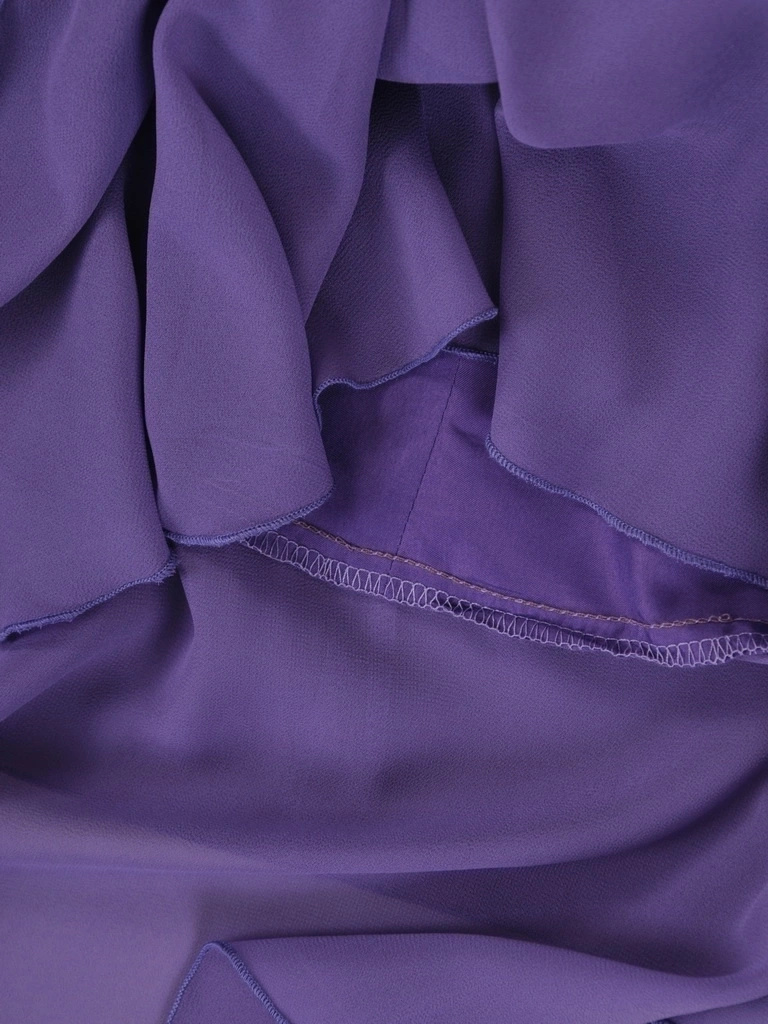 Elegancka sukienka trapezowa na wesele w jasnym fiolecie – swobodny krój z falbaną i cekinowym blaskiem 37714