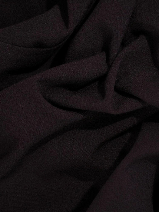 Elegancka fioletowa sukienka midi o prostym kroju – model bez rękawów z ozdobnymi guzikami 23484