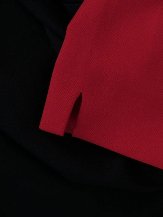 Czerwono-czarna sukienka koktajlowa o prostym kroju – subtelne marszczenie maskujące niedoskonałości 2556
