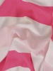 Wizytowa sukienka rozkloszowana na wesele w paski – asymetryczny fason z dekoltem w serek i kokardą 28287