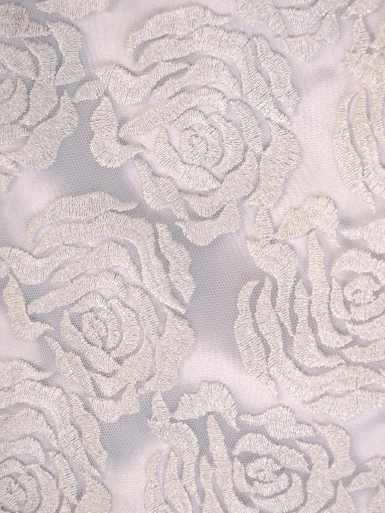Elegancka sukienka wizytowa na wesele o prostym kroju – stylowa narzutka z gipiurą 32599