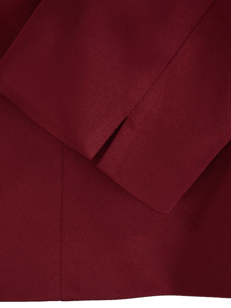 Bordowy żakiet damski do sukienki – prosty fason z ozdobnym zapięciem na uroczystości 40956