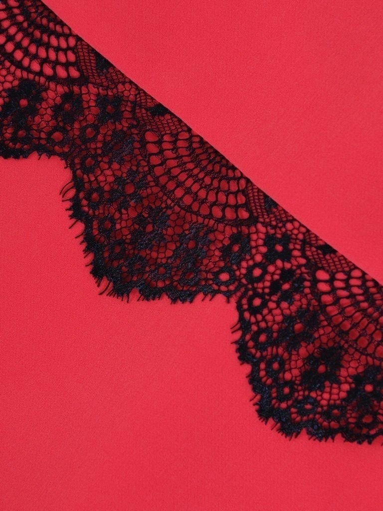 Różowa sukienka koktajlowa z koronkowym detalem – prosty fason optycznie wysmuklający sylwetkę 26320