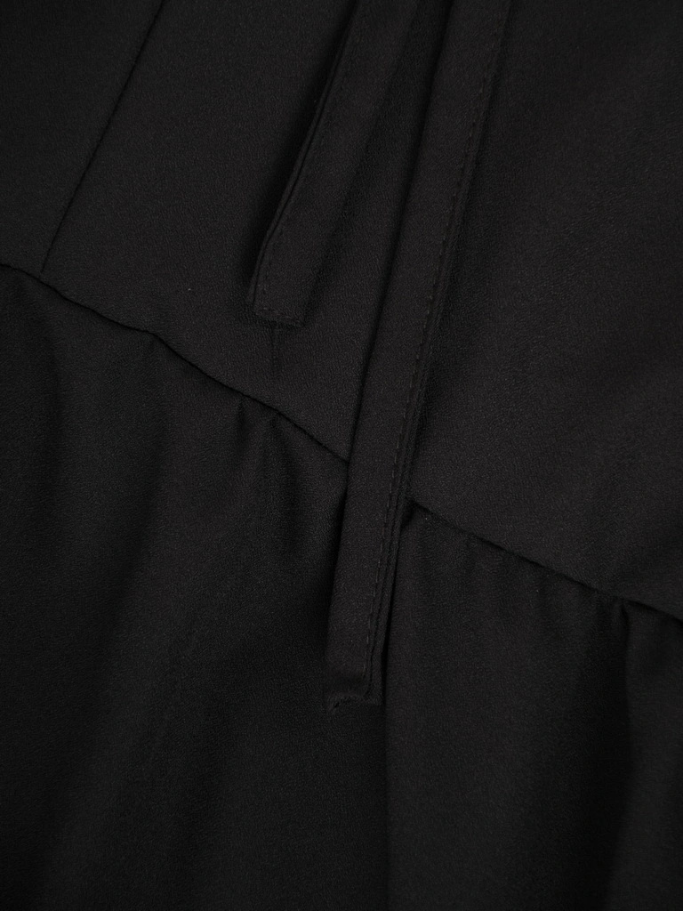 Elegancka czarna sukienka rozkloszowana z długim rękawem – fason tuszujący biodra i kobiece marszczenia 32396