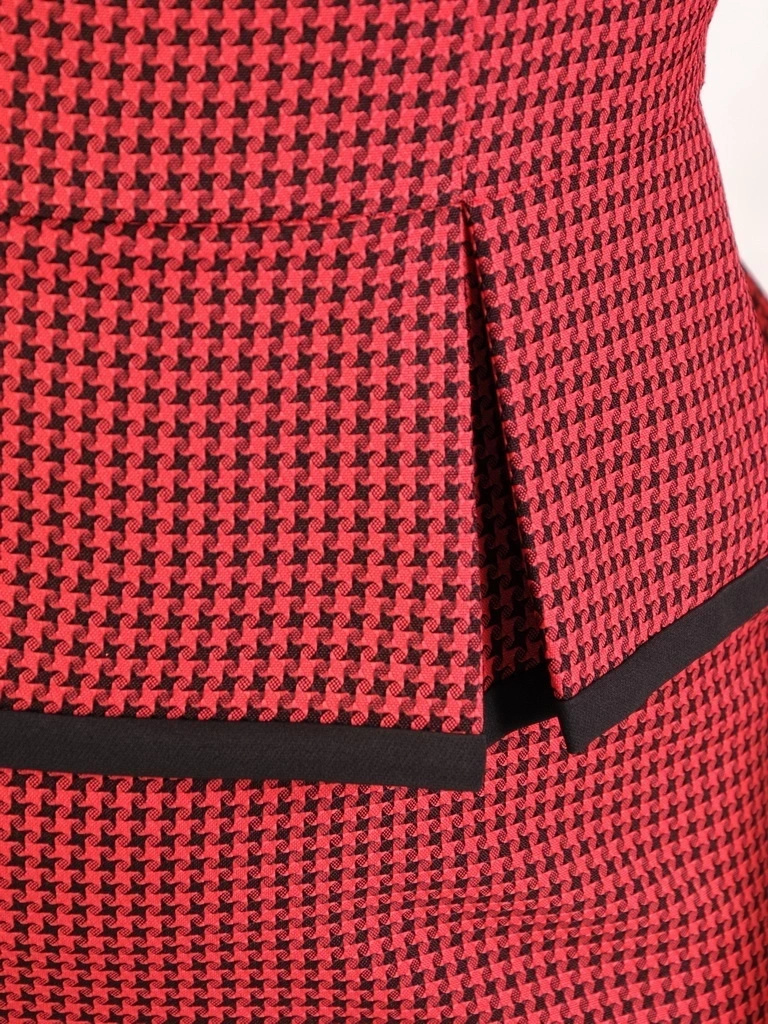 Elegancka sukienka midi w pepitkę o prostym kroju – kobieca baskinka i rękawy 3/4 z falbaną 34444