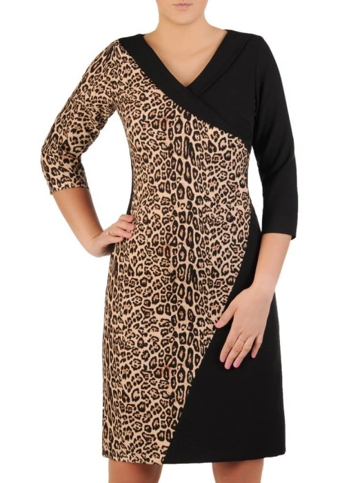 Prosta sukienka biurowa w panterkę midi z rękawem 3/4 – elegancki model z kołnierzykiem 23893