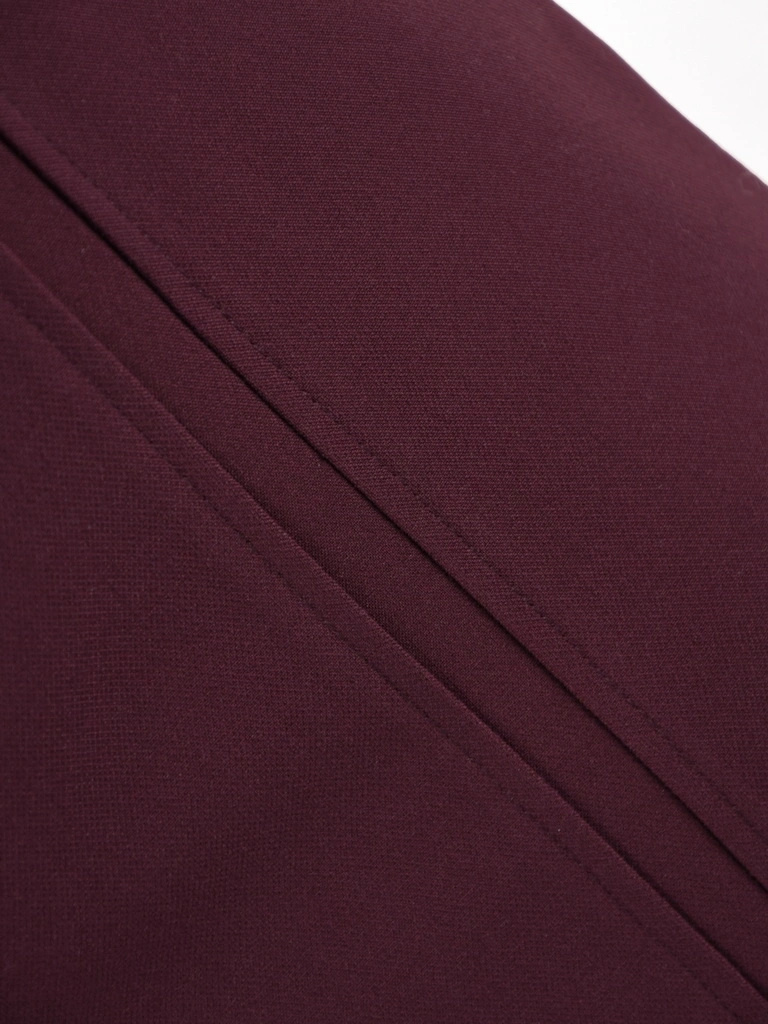 Śliwkowo-bordowa spódnica midi plus size w prostym fasonie – idealna do pracy i na eleganckie okazje z gumką w pasie 40666