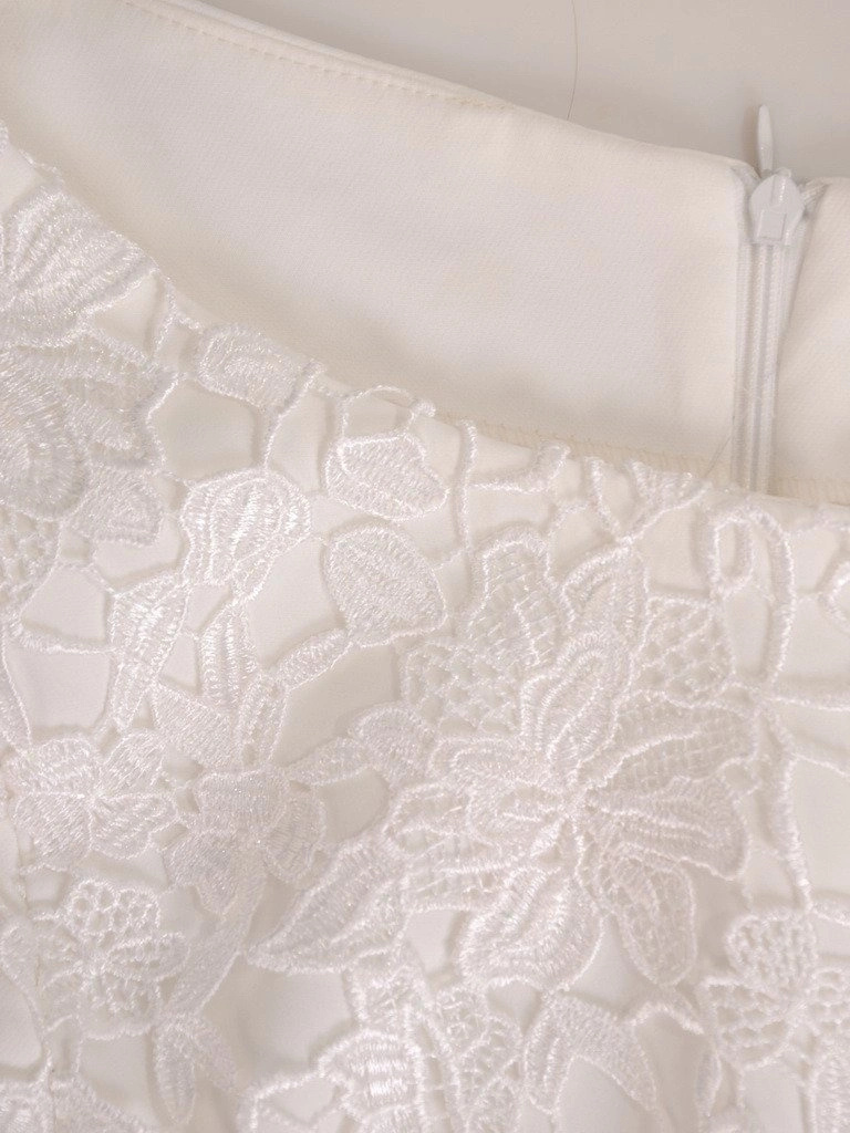 Elegancka popielata sukienka na wesele ołówkowa – z koronkowym akcentem i baskinką modelującą talię 19967