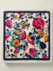 Wielokolorowa apaszka damska w maki 60x60 – idealna do koszuli, stylowo przełamuje biurowy look 41172