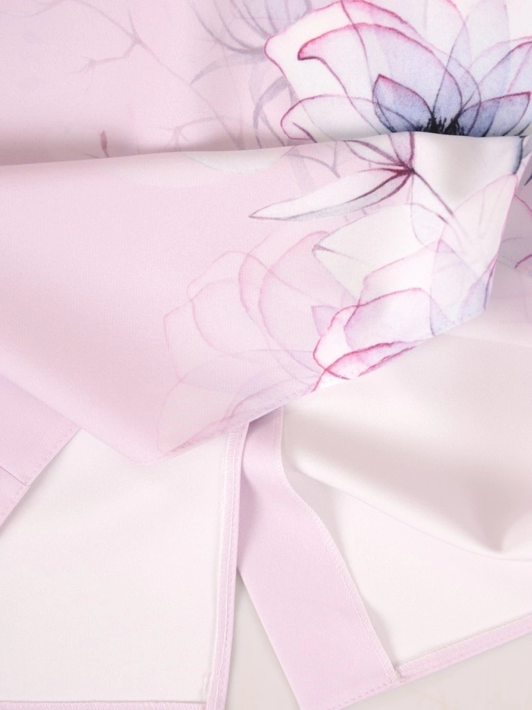 Elegancka sukienka midi w liliowe kwiaty o prostym kroju – pionowe cięcia wysmuklające sylwetkę 38103