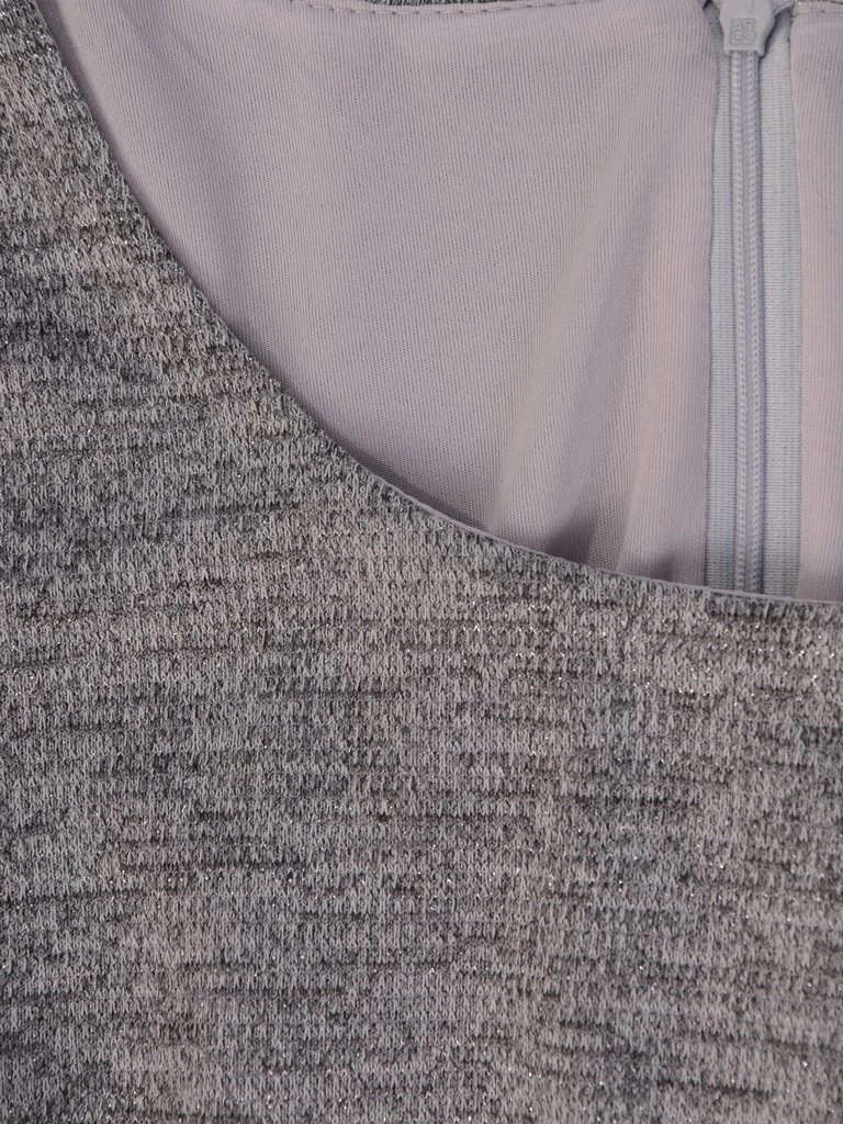 Szara sukienka trapezowa w zwierzęcy print – tuszujący fason ze srebrną nitką i falbaną 27657