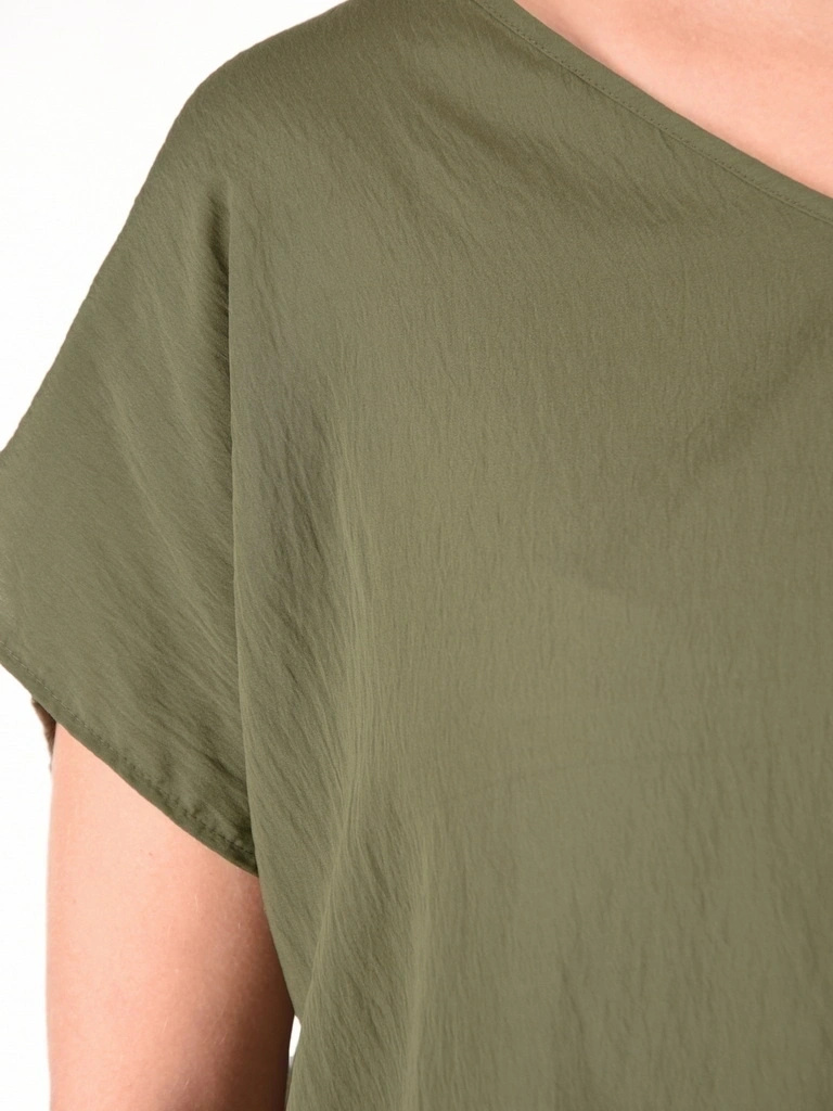 Bluzka khaki z rękawami kimono z przewiewnej wiskozy – wysmuklający dekolt V i luźny krój 42021