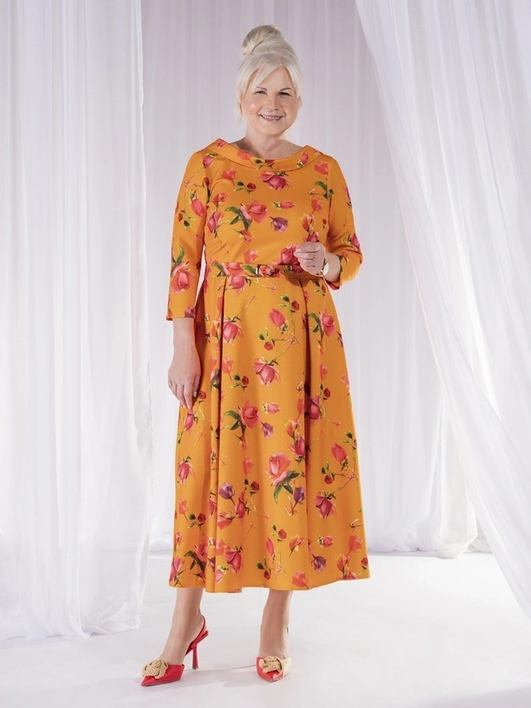 Pomarańczowa sukienka rozkloszowana maxi w kwiaty – elegancki krój z rękawem 3/4 i kontrafałdami 38025