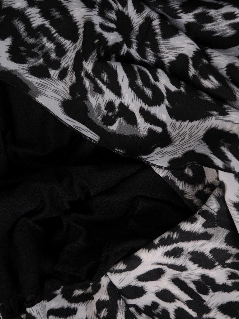 Czarna trapezowa sukienka we wzór zwierzęcy – elegancka linia z ozdobną falbaną 19542