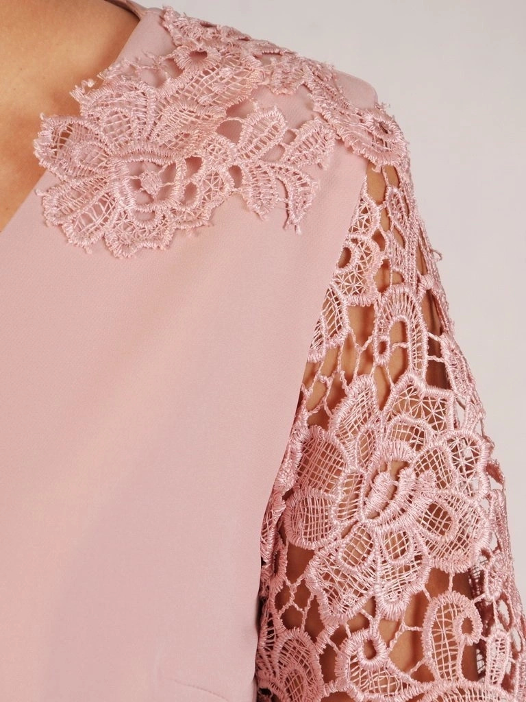 Elegancka sukienka na wesele pudrowy róż – prosty fason z ozdobnymi guzikami wysmukla sylwetkę 28756