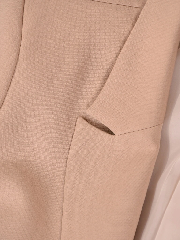 Elegancki garnitur damski ze spodniami ciemny beż – dopasowane spodnie z kantem wysmuklające sylwetkę 33428