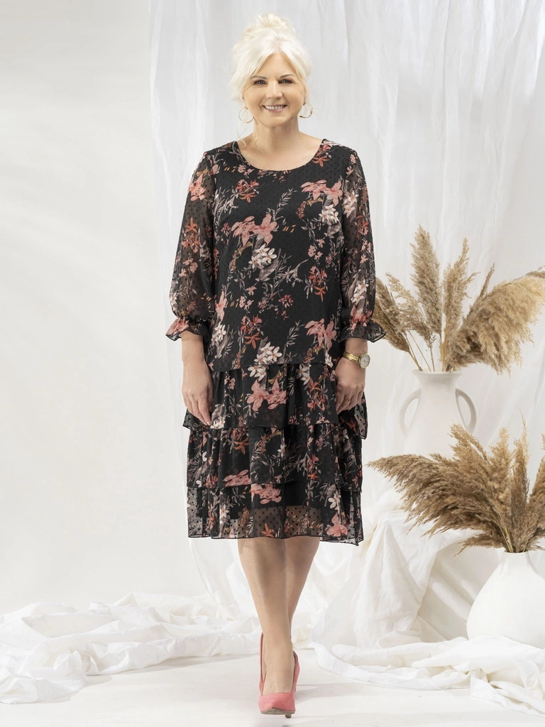 Czarna sukienka plus size w kwiaty – wyszczuplający fason midi z falbanami i rękawem 3/4 29049
