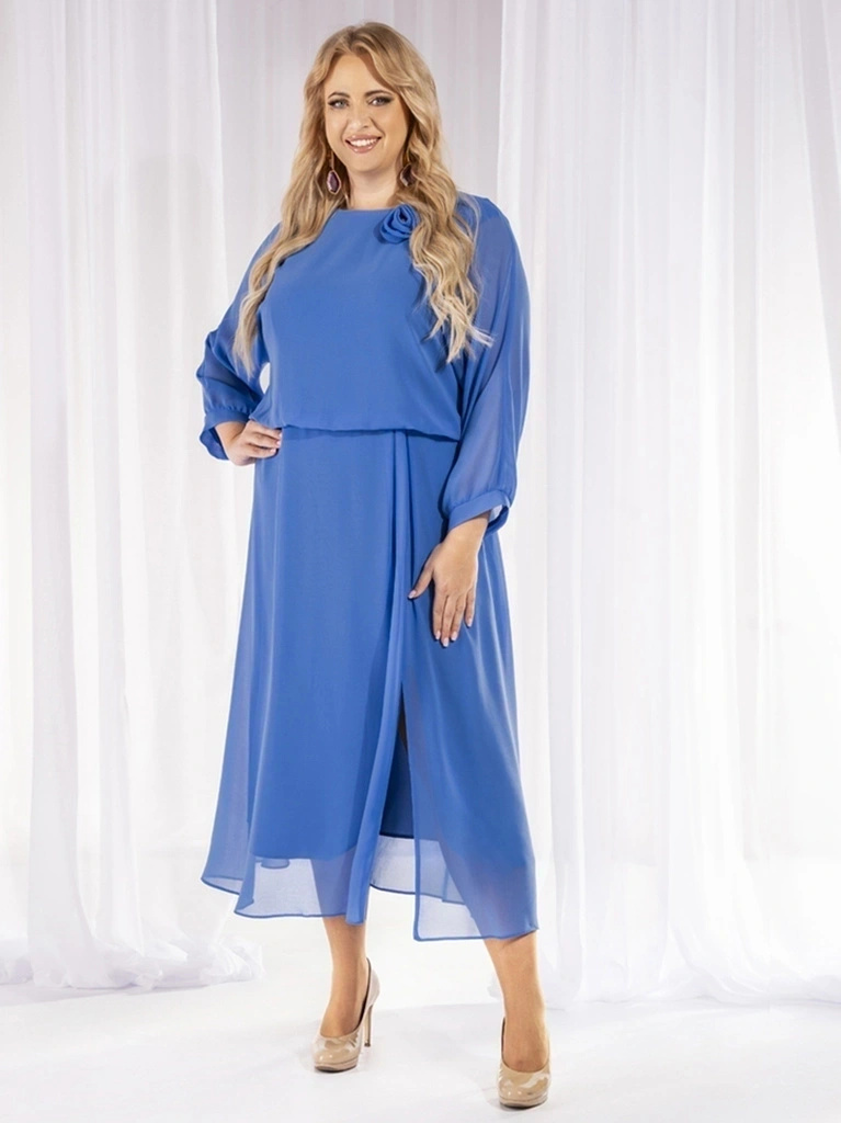Rozkloszowana suknia wieczorowa maxi w kolorze niebieskim – wysmuklający krój z dekoltem w łódkę i rozcięciem 38081