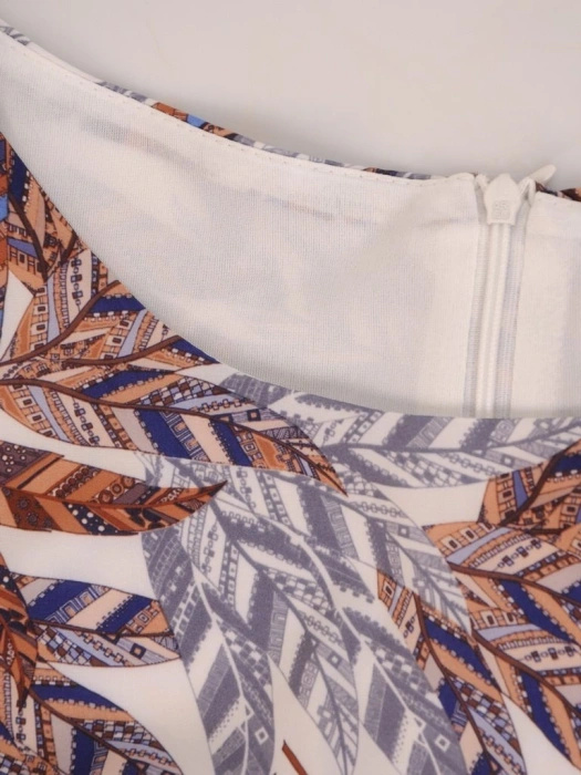 Elegancka sukienka trapezowa midi w modny wzór – fason wysmuklający sylwetkę z ozdobną falbanką 26364
