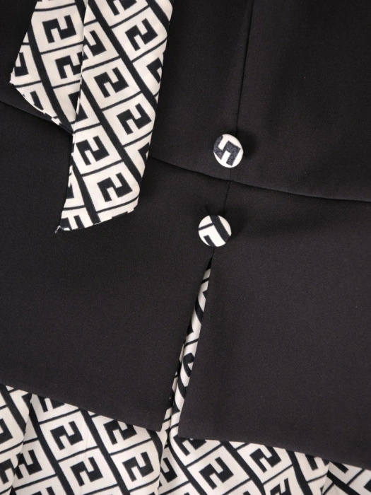 Elegancka czarno-biała sukienka rozkloszowana midi – fason z baskinką, dekoltem w serek i guzikami 35126