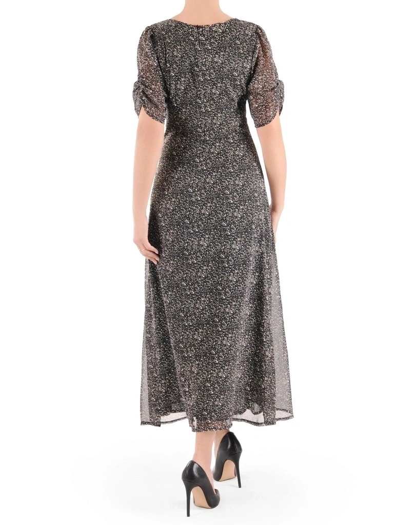 Elegancka czarna sukienka wizytowa maxi – rozkloszowany krój z dekoltem w serek i zdobieniem 38644