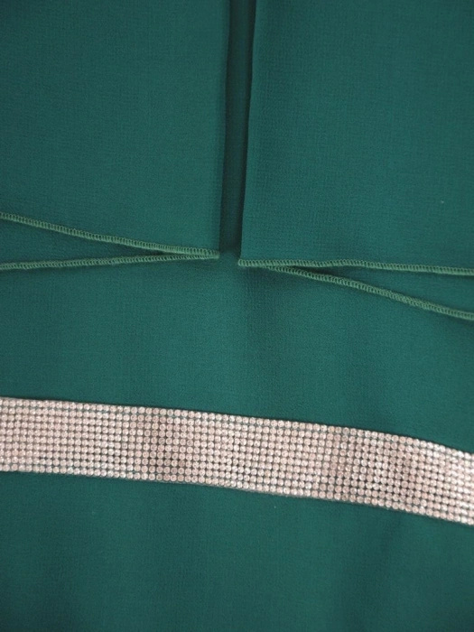 Butelkowozielona prosta sukienka midi na andrzejki i wesele – asymetryczna narzutka kryjąca biodra 30330