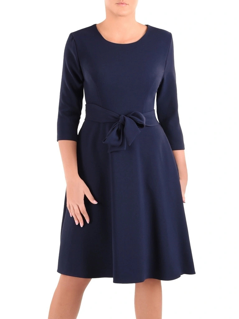 Elegancka granatowa sukienka rozkloszowana midi – modelujące przeszycia, pasek w talii i kieszenie 40799