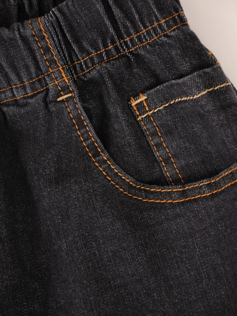 Dopasowane czarne spodnie jeansowe – wygodny model z gumką w pasie i kieszeniami 36558