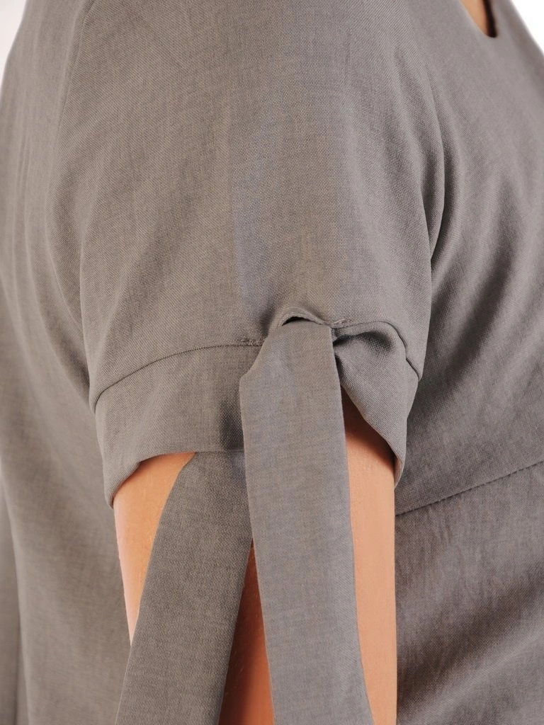 Elegancka sukienka trapezowa w kolorze szarym – swobodny krój maskujący biodra 26434