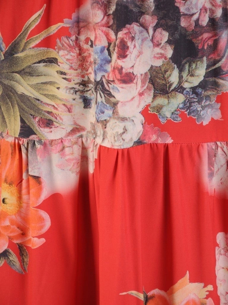 Czerwona sukienka midi w kwiaty rozkloszowana – ozdobne falbany i lekki fason z rękawem 3/4 29914