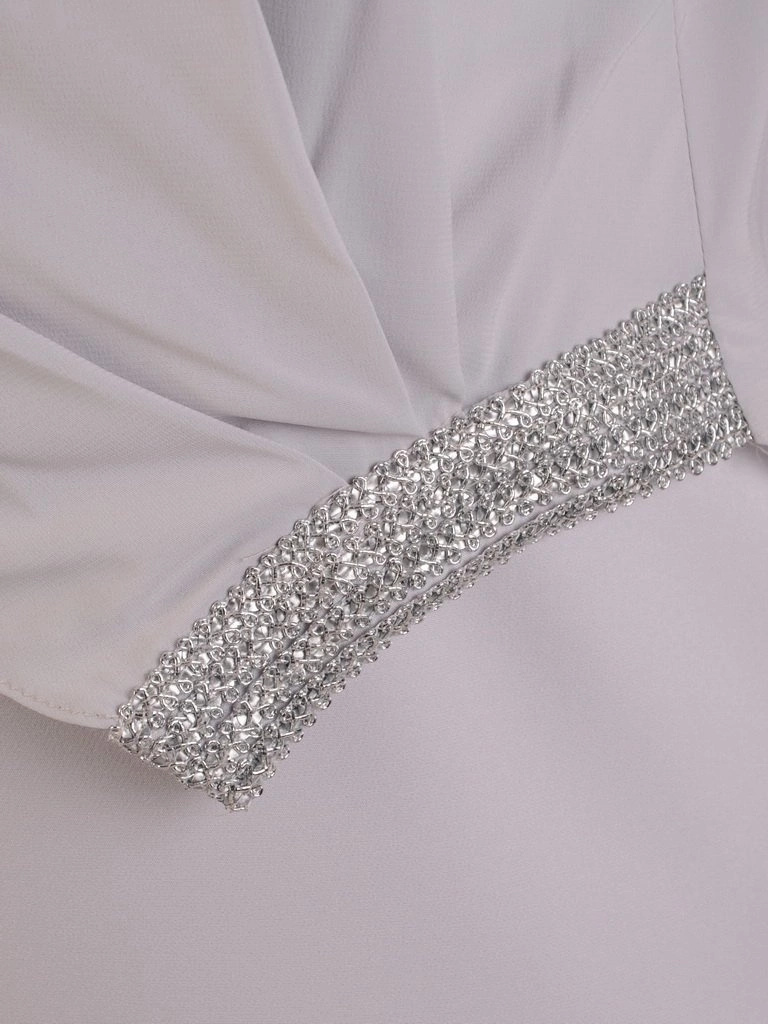 Elegancka popielata sukienka wizytowa na wesele – zwiewna narzutka wysmuklająca sylwetkę 26327