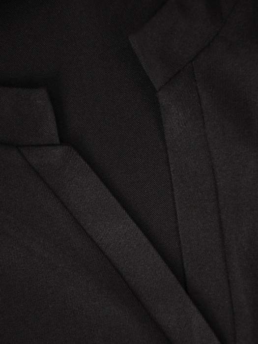Elegancka czarna bluzka wizytowa z krótkim rękawem – prosty krój z ozdobnym dekoltem 38419