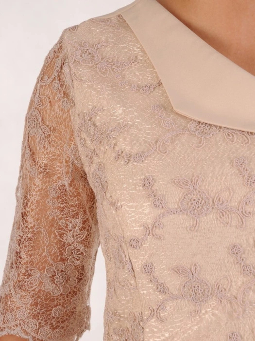 Elegancka beżowa sukienka midi o prostym kroju – koronkowe rękawy 3/4 na uroczystości 26309