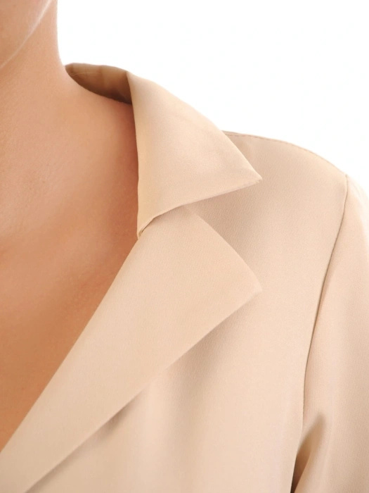 Elegancka sukienka rozkloszowana w kolorowe wzory z paskiem – kobiecy model optycznie wysmuklający sylwetkę 33087