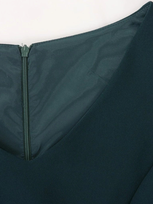 Elegancka suknia wieczorowa maxi w butelkowej zieleni – prosty krój z optycznie wyszczuplającymi zaszewkami 18290