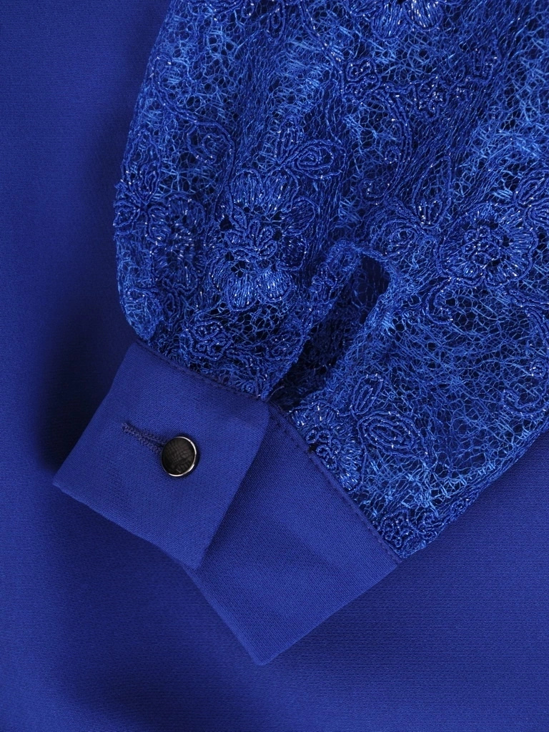 Elegancka chabrowa sukienka ołówkowa midi – wysmuklające przeszycia i ozdobna koronka 32168