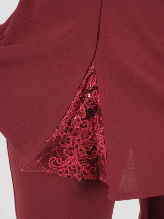Elegancki komplet damski ze spodniami na wesele bordowy – trapezowa tunika z koronką tuszująca biodra 37397