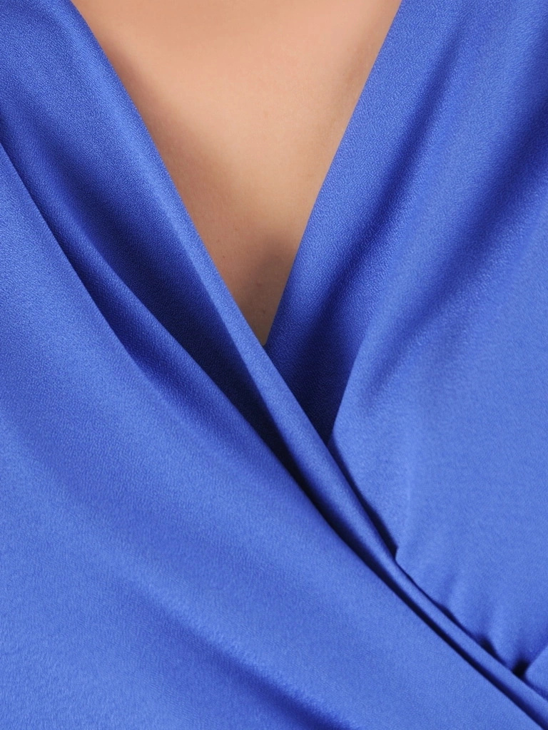 Elegancki komplet damski ze spodniami na wesele – chabrowy asymetryczny fason z ozdobnym wiązaniem 38003