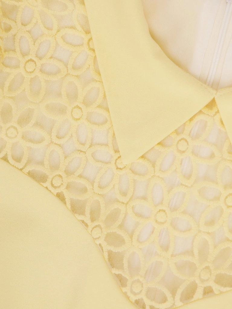 Wizytowa sukienka trapezowa na wesele pastelowożółta – elegancka koronka i fason maskujący biodra 32385