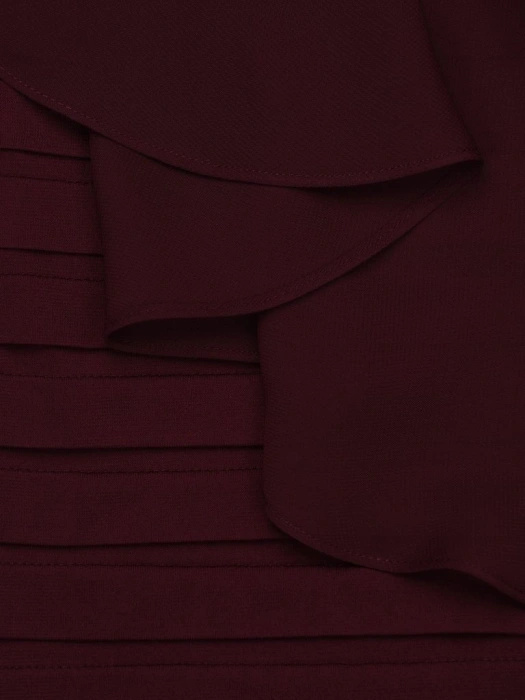 Elegancka śliwkowa sukienka koktajlowa midi – prosty fason z lekką narzutką wysmuklającą sylwetkę 14535