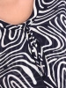 Bluzka damska granatowo-biała z efektem narzutki, falisty print – swobodny krój optycznie modelujący sylwetkę, idealna na lato 41701