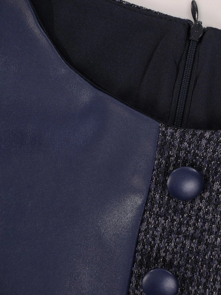Wizytowa sukienka trapezowa z ozdobnym przodem – granatowy model tuszujący biodra 28260
