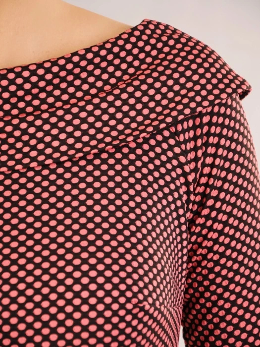 Koralowo-czarna sukienka midi w grochy o prostym fasonie – elegancki półgolf i wysmuklająca linia 32651